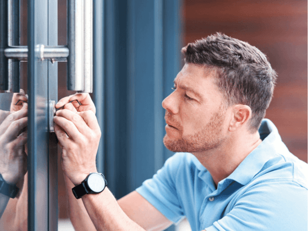 How to Choose a Trustworthy Locksmith in Toronto: 7 Red Flags to Avoid